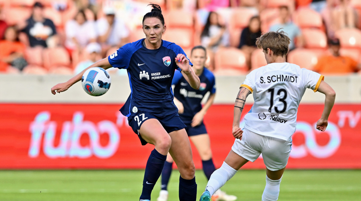 San Diego Wave FC midfielder Taylor Kornieck